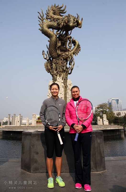 世界排名第三中国网球选手李娜与兹娃深圳放飞