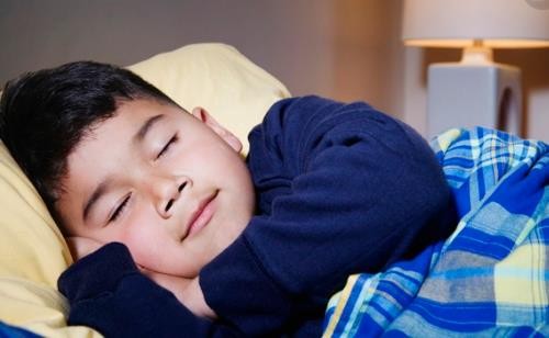 孩子睡觉时这2个时间段不要打扰他 易影响孩子长高