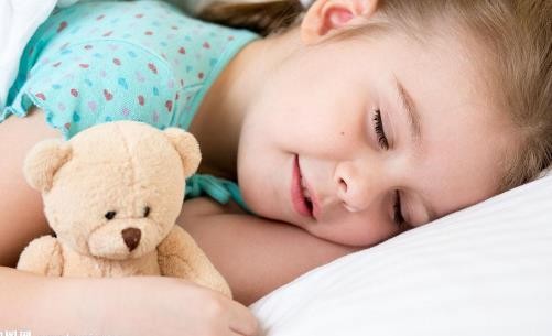 孩子睡觉时这2个时间段不要打扰他 易影响孩子长高