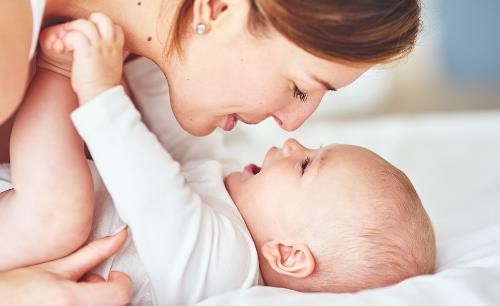 父母的陪伴有利于宝宝发育