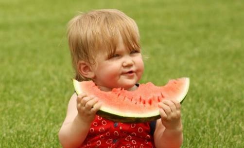 婴幼儿不爱吃水果好吗？只怪家长太懒孩子身体发育也受牵连